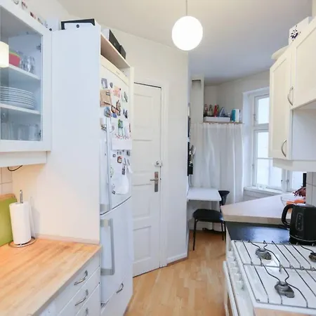 Spacious, Bright With Balcony For Up To 4 Guests *