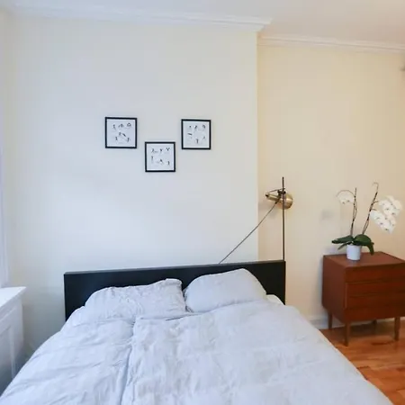 Apartment Spacious, Bright With Balcony For Up To 4 Guests