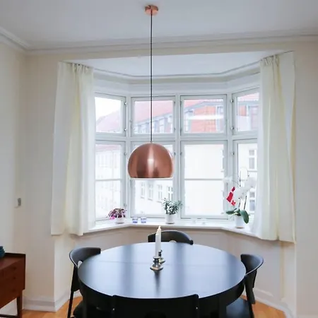 Spacious, Bright With Balcony For Up To 4 Guests Apartment *
