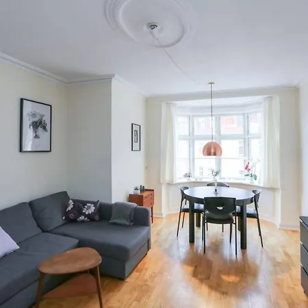 Spacious, Bright With Balcony For Up To 4 Guests Apartment