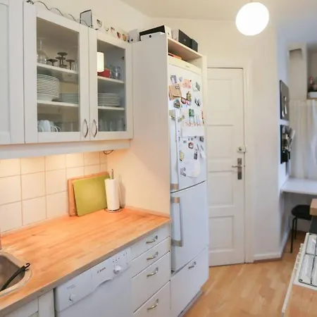 Spacious, Bright With Balcony For Up To 4 Guests